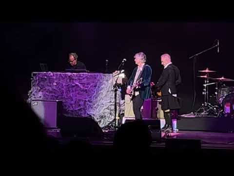 Crowded House: "Don't Dream It's Over"