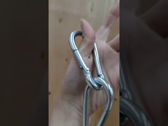 Vídeo relacionado con KACCDE Colgantes de cadena para hombres y mujeres, llaveros universales de metal para deportes al aire libre y recreaciones, aleaciones, óvalos, mosquetón