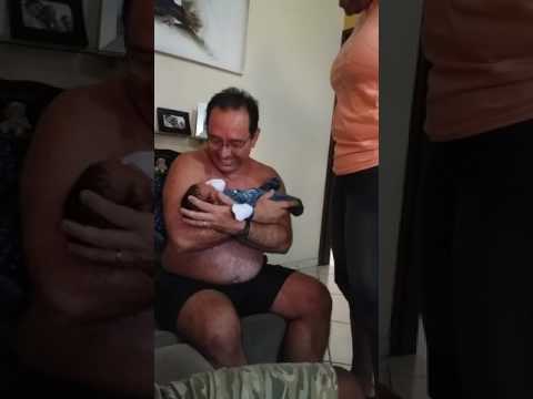 Padrinho conhecendo afilhado