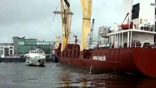preview picture of video 'Galway Docks Thor Gitta (sling breaks and boat hits the water)'