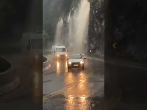 Gramado RS forma cachoeira na estrada / muita chuva no sul #viral #riograndedosul #chuvas #shorts