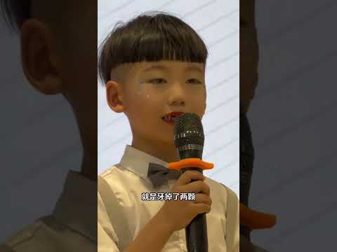 小寶小丁要表演節目了，小寶當小小主持人，小丁穿土豪衣服走秀，你們覺得誰的表現好呢? #搞笑 #兒童安全 #萌娃#节日#节目#六一 #熊孩子 #cute #funny#comedy