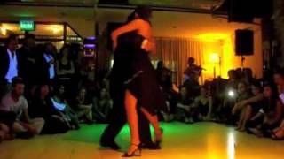 Sebastián Achával y Roxana Suárez bailando tango en Milonga 10 con Sexteto Milonguero
