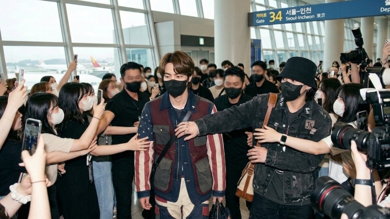 “Things Are Heating Up! BTS’s Jin Gets Mobbed at the Airport—Jungkook Takes Action!”