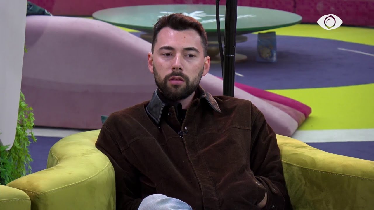 “Shikoj më me prioritet stabilizimin e marrëdhënieve me grupin”/ Angelo bisedon me Kristin në oborr