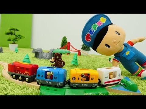 Spielzeug aus Holz - Brio Toys - Pepee spielt mit Zügen