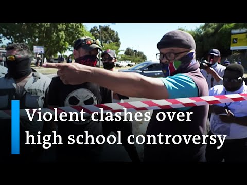 在南非高中發生的種族主義指控後，發生了暴力衝突｜DW新聞 (Violent clashes after allegations of racism at South African high school | DW News)