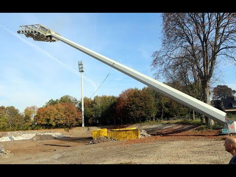 Früheres Union-Stadion: Flutlichtmasten fallen in einem Stück