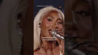 Aya Nakamura chante « Fly » au Stade de France