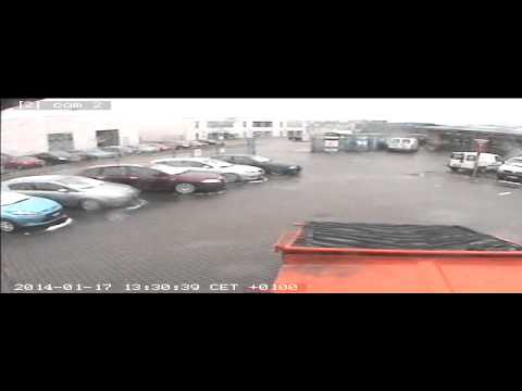 Mand der prøver bil, men ikke kommer tilbage, kraft biler.