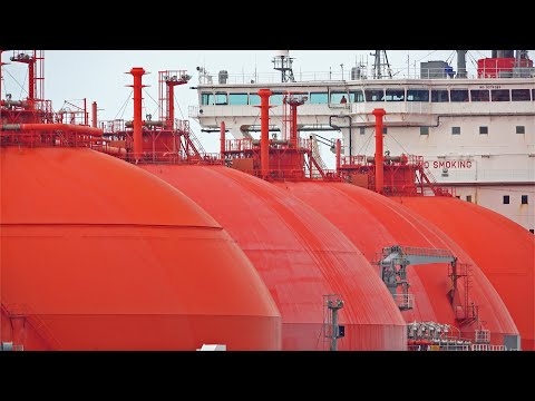 MOST IMPRESSIVE LNG TANKER ARRIVES AND MOORS AT ROTTERDAM PORT - 4K SHIPSPOTTING NETHERLANDS 2023