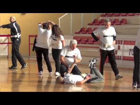 Corso di autodifesa: la full immersion dei vigili urbani