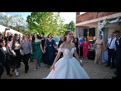 Izlazak najveselije mladenke u Bosanskoj Krajini, svadbeno kolo