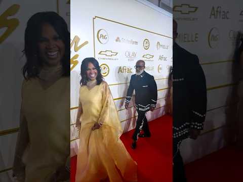BeBe & CeCe Winans walk the red carpet at the 40th Stellar Awards #shorts #stellarawards #cecewinans