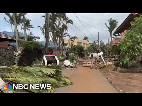 Hurricane Lowell lashes Hawaii 