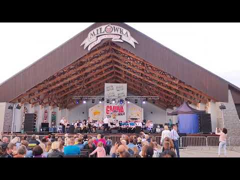 Gra Orkiestra Dęta z Milówki.