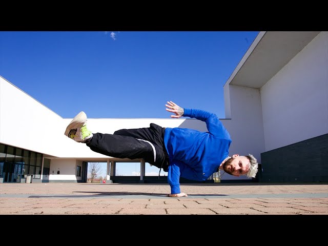 Yuri Cammisa in equilibrio su un braccio durante una figura di breakdance