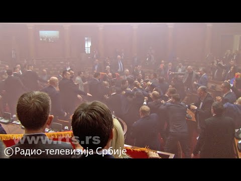 Tuča među poslanicima, Brnabićevu polili vodom