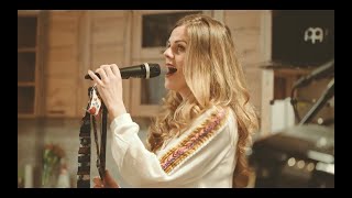 Videoklip: Veronika Rabada - Listom jabloní (Ľudová pieseň) s textom piesne Videoklip Veronika Rabada - Listom jabloní (Ľudová pieseň) s textom piesne
