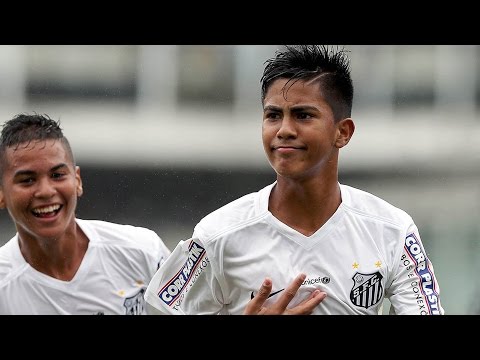 Jogador do Sub-13 marca de bicicleta contra o Corinthians