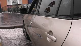 Подкачка давления в шины автомобиля.