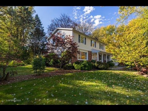 37 Candlewood Dr, Pittsford, NY 14534