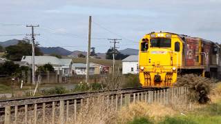 preview picture of video 'KiwiRail Locos DXB5022 & DC4070 in VHD'