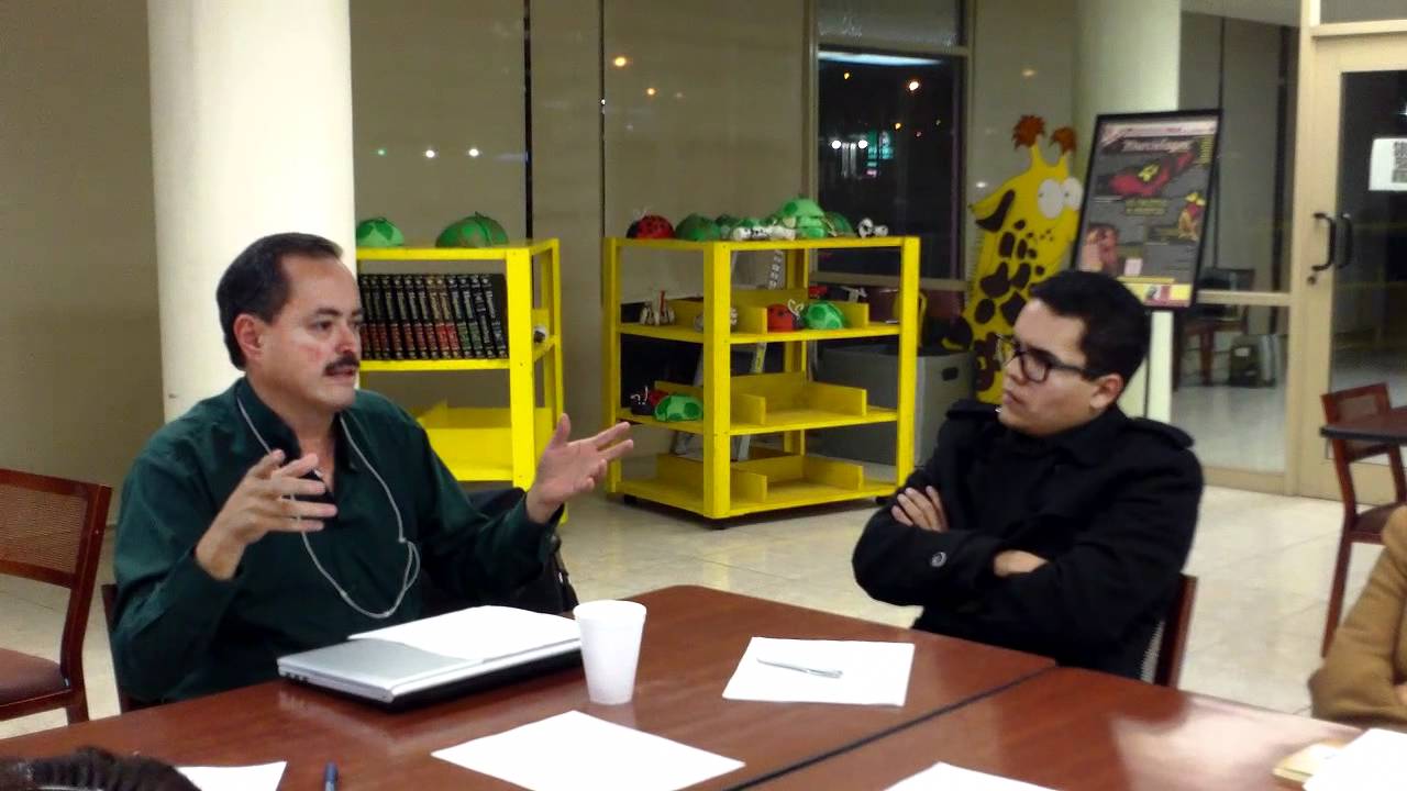 Enrique Servin desarrollando su taller literario en Chihuahua