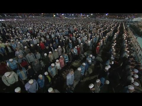 شاهد إردوغان يقود الآلاف في أكبر صلاة للتراويح في العالم …