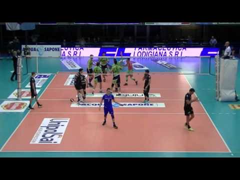 Romiti difende in tuffo, Yosifov mura (2° set, 8-6)