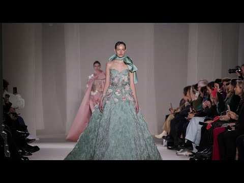 مصمم الأزياء العالمي إيلي صعب يكشف سرّ نجاح مجموعته في أسبوع باريس للموضة