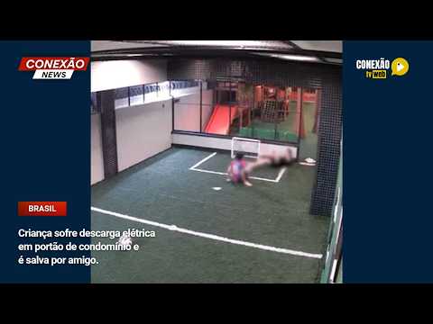 Vídeo: Criança sofre descarga elétrica em portão de condomínio e é salva por amigo.