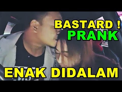 cium-peluk-dalam-mobil