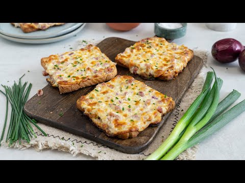 Flammkuchen-Toast mit Speck und Zwiebeln | einfach & schnell