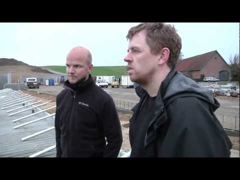 Arkitekten fortæller, mens grundstenene bliver lagt