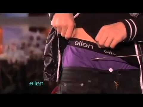 Justin bieber Shows His Underwear ... hot!