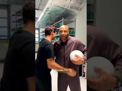 😍 Roger Federer impressionne Thierry Henry avec ce trick de fou !!!
