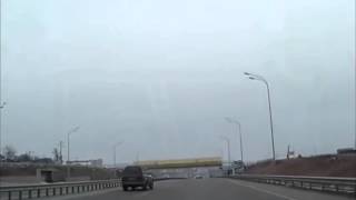 Джип переходит пешеходный мост.