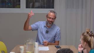 בית מדרש לפנימיות- סוד המלבושים מבוא | רועי דולב (ראש יהודי - מרכז למודעות עצמית) - התמונה מוצגת ישירות מתוך אתר האינטרנט יוטיוב. זכויות היוצרים בתמונה שייכות ליוצרה. קישור קרדיט למקור התוכן נמצא בתוך דף הסרטון