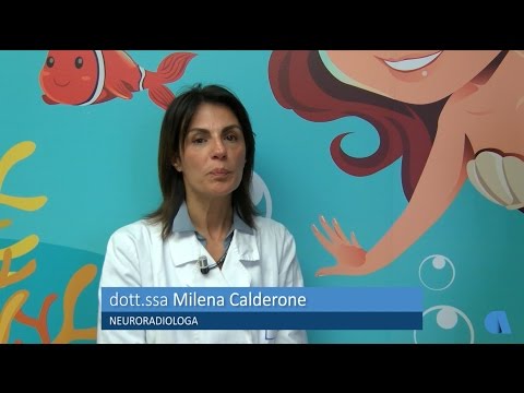 Manipolazione delle articolazioni della spalla Massaggio con crema di osteocondrosi cervicale