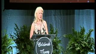 Elisha Finney accepts her 2015 Distinguished Alumni Award