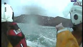preview picture of video 'Dramatic last-gasp rescue of a man washed into the sea off the coast of Cornwall'