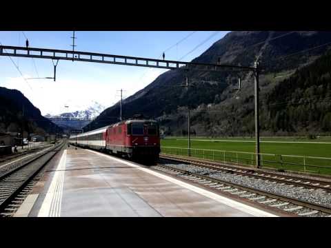 SBB Re 4/4 CON CARROZZE PASSEGGERI TRANSITA A AMBRI-PIOTTA.(CH) 25 - 4 - 2016.