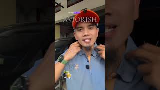 Polo pria dengan desain elegan, bahan bertekstur nyaman, detail kerah dan aksen warna yang stylish