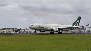 preview picture of video 'Alitalia Flight AZ772 lands in Mauritius'