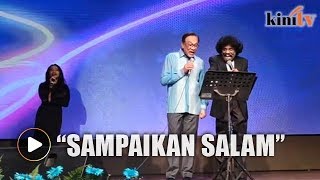Anwar sings Sampaikan Salam with Alleycats singer 