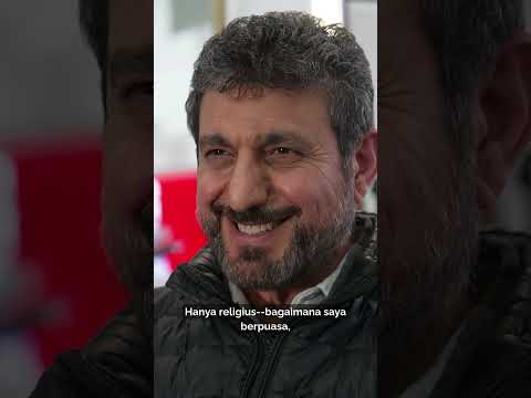 Pertemanan Hussain dan Ralph ini terjalin dari kursi cukur rambut | SBS Examines | Indonesian