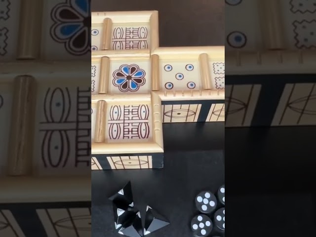 Vídeo relacionado con We Games, Royal Game of UR, Juego de Mesa Antiguo de Estrategia para Dos Jugadores, con Tablero de Madera de 34 x 14 cm y cajones de Almacenamiento, Ideal para entusiastas de la Historia