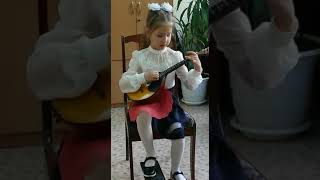 Воронина Софья Витальевна, 5 лет С сентября 2020 года Софья ходит в музыкальную школу, играет на домре. Отлично окончила это учебный год, научилась играть разные песенки, пьесы.