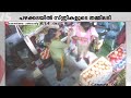 വാങ്ങിയ ആപ്പിൾ മോശം പഴക്കടയിൽ സ്ത്രീ